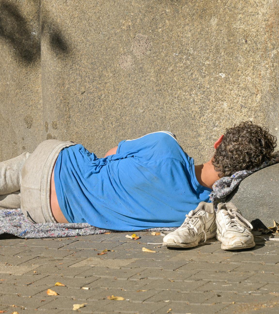 Symbolbild: Obdachloser schläft auf der Strasse