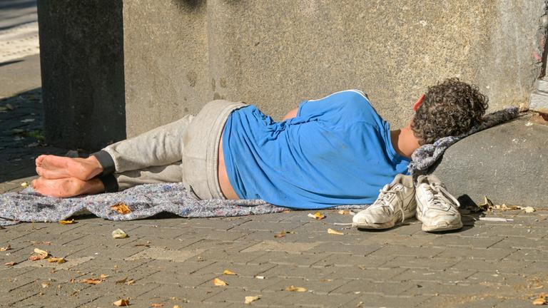 Symbolbild: Obdachloser schläft auf der Strasse