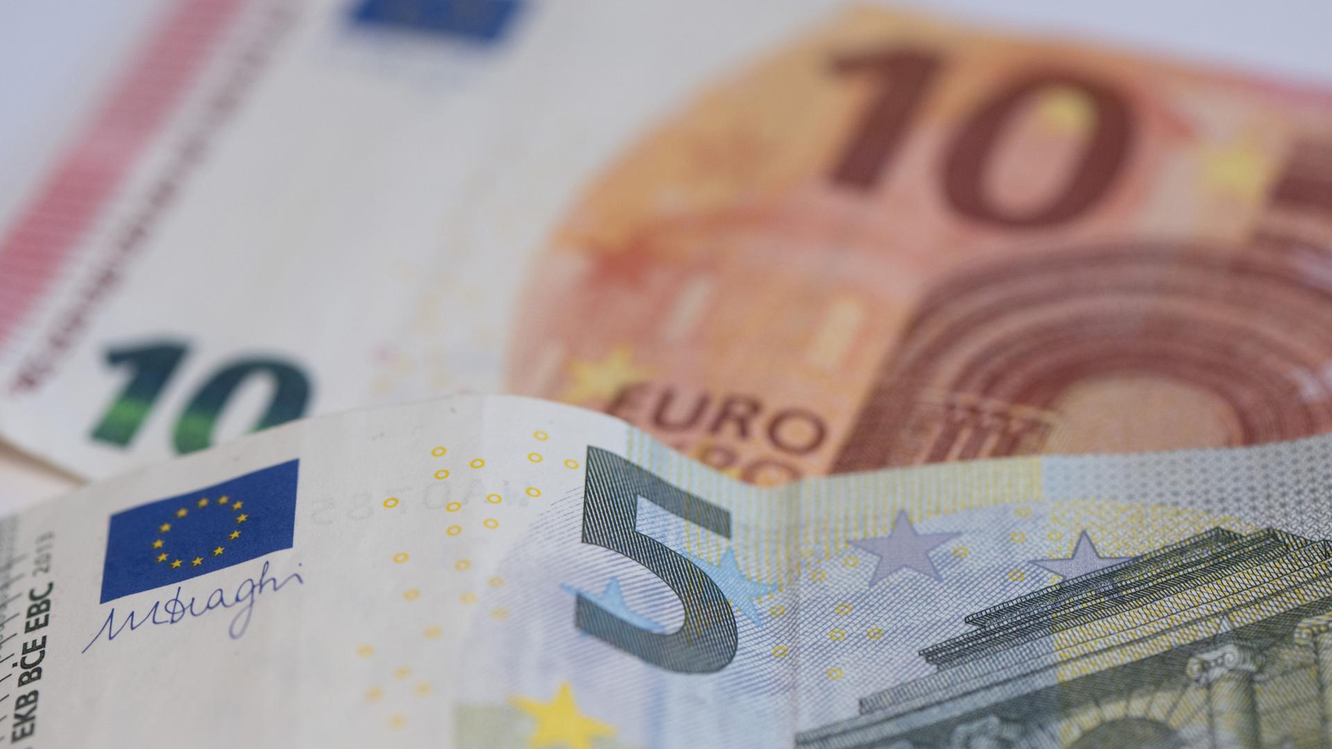 Euro-Geldscheine bilden die Summe von 15 Euro
