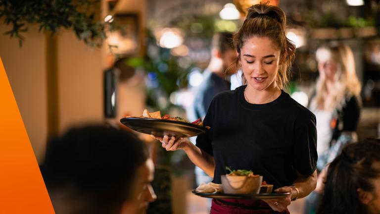 Junge Servicekraft in einem Restaurant