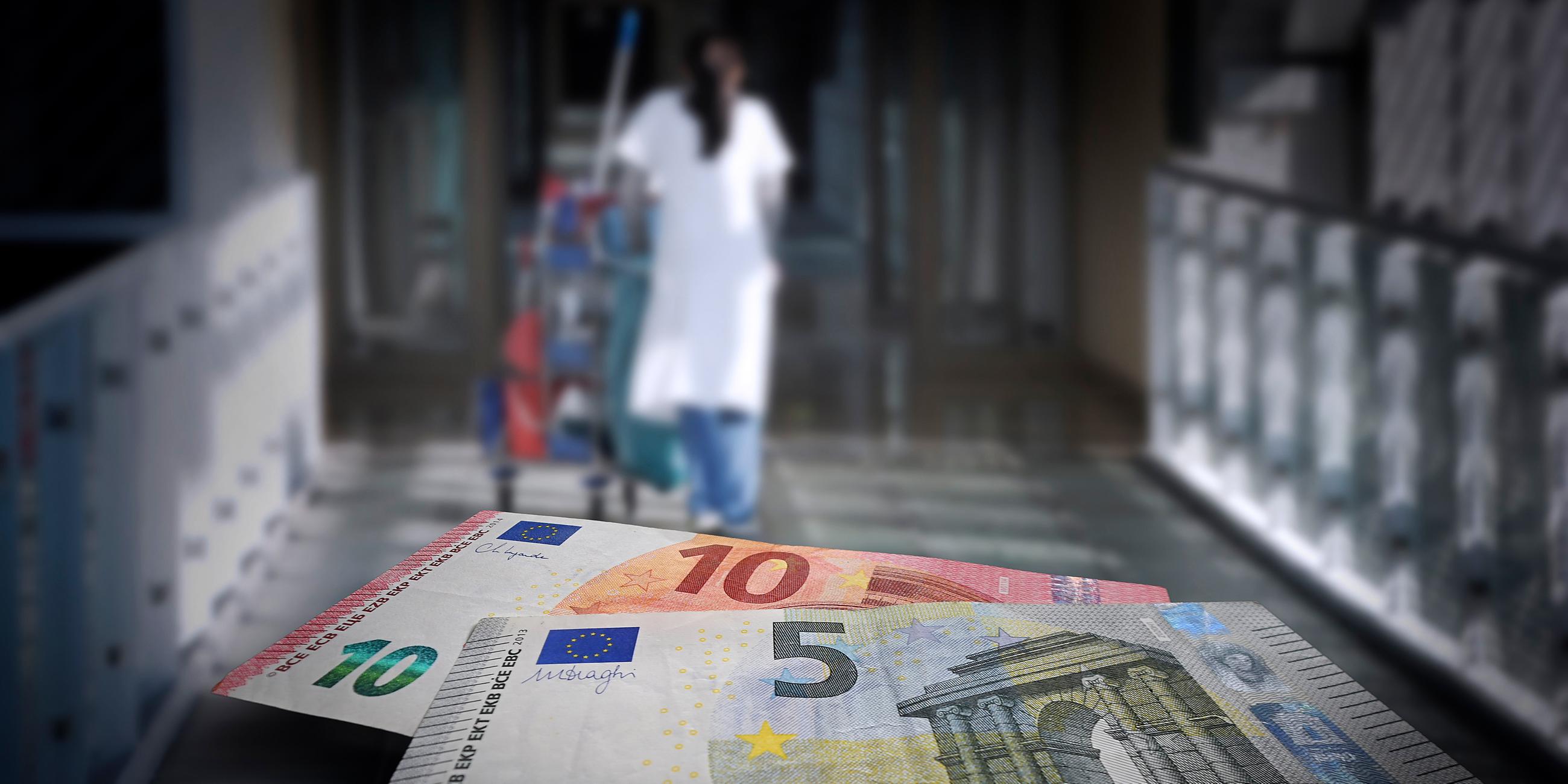 Eine Reinigungsfrau mit Wagen geht durch einen Flur, im Vordergrund sind Geldscheine zu sehen. (Symbolbild)
