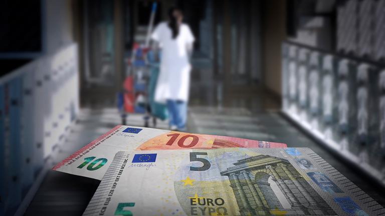 Eine Reinigungsfrau mit Wagen geht durch einen Flur, im Vordergrund sind Geldscheine zu sehen. (Symbolbild)