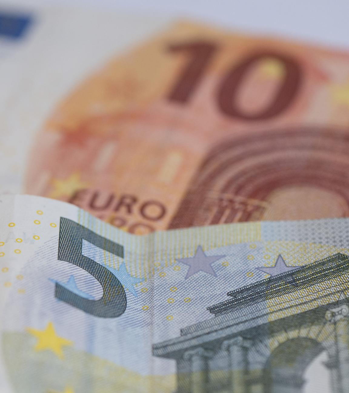 Euro-Geldscheine bilden die Summe von 15 Euro