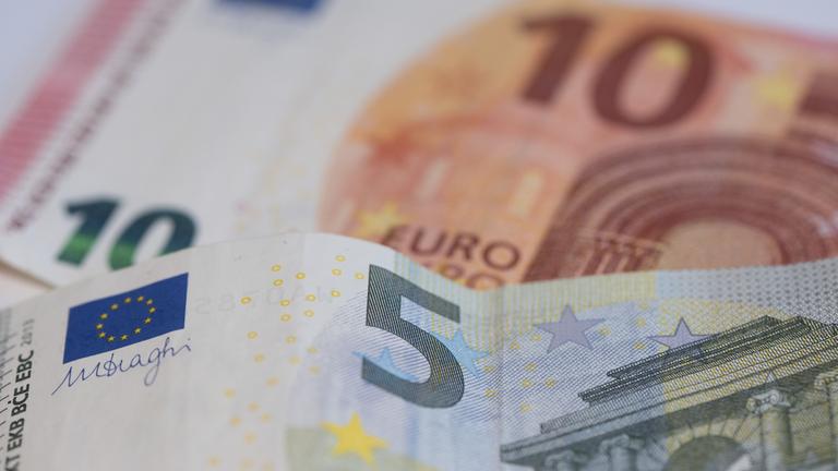 Euro-Geldscheine bilden die Summe von 15 Euro