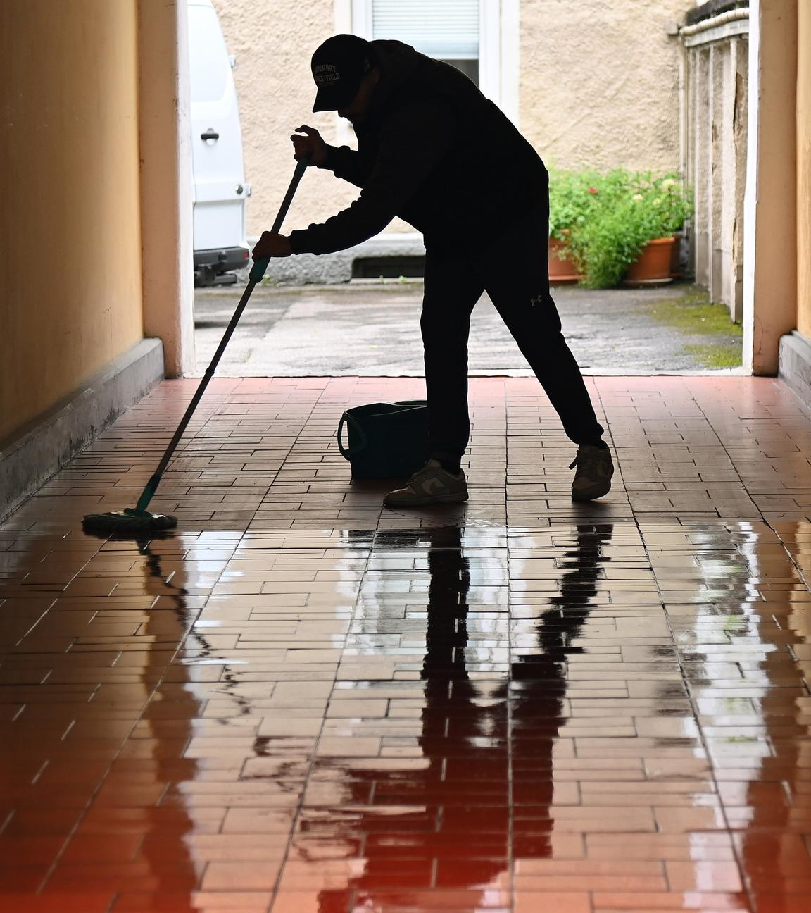 Putzmann bei der Arbeit
