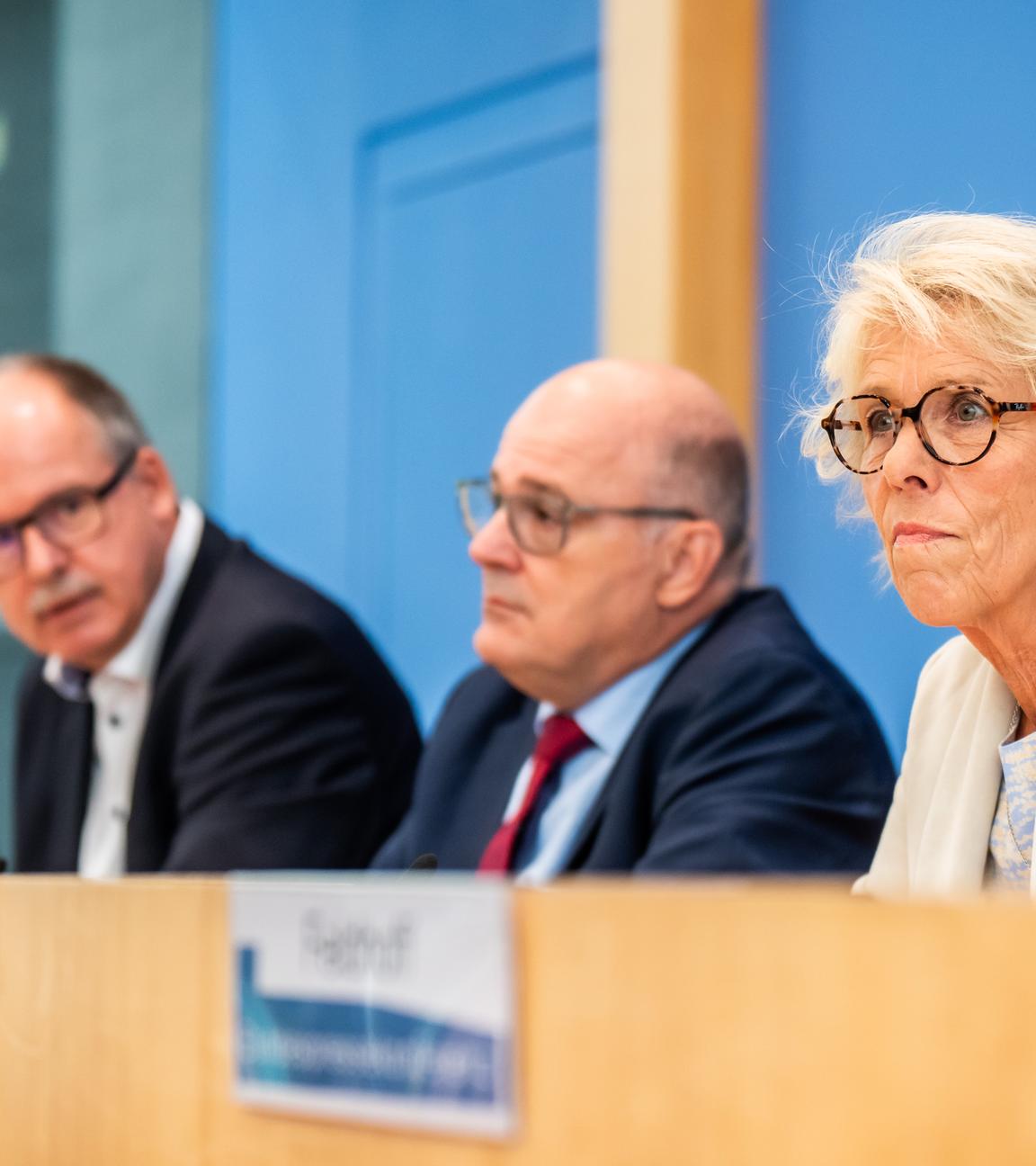 Christiane Schönefeld, Steffen Kampeter und Stefan Körzell im Saal der Bundespressekonferenz.