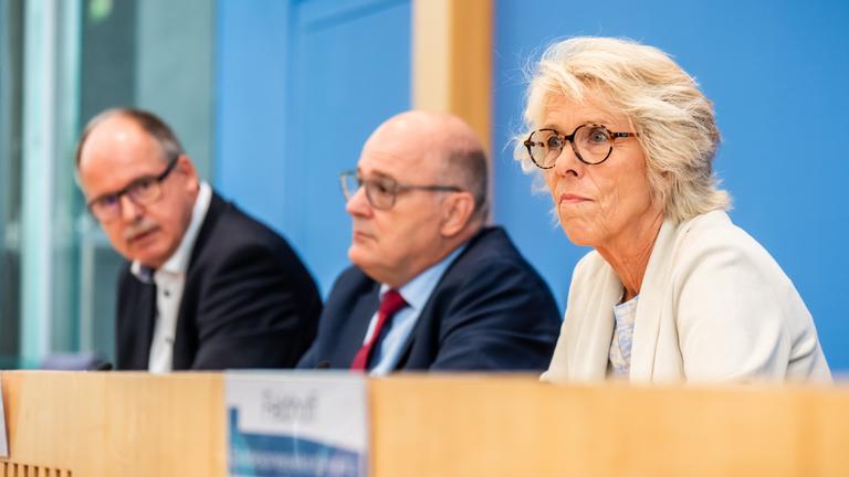 Christiane Schönefeld, Steffen Kampeter und Stefan Körzell im Saal der Bundespressekonferenz.