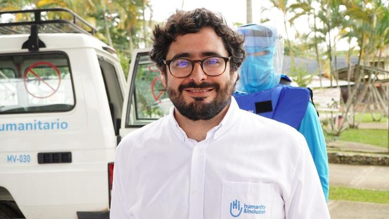 Der Minenexperte Arturo Bureo in weißer Arbeitskleidung.