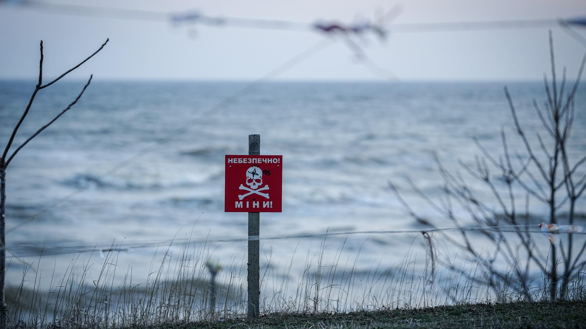 Schild am Schwarzen Meer warnt vor Minen