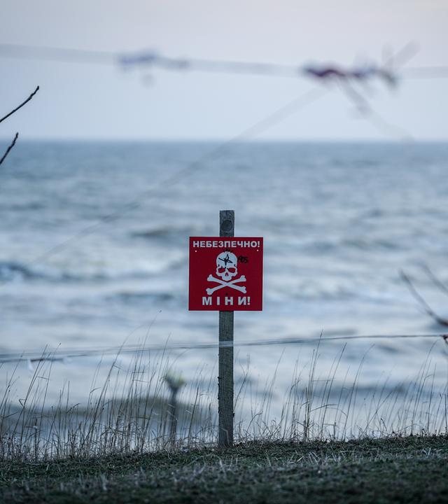 Schild am Schwarzen Meer warnt vor Minen