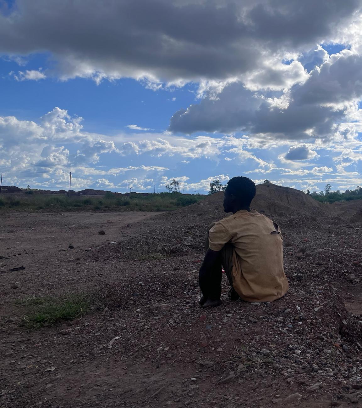 Ein illegaler Minenarbeiter sitzt auf einer stillgelegten Mine in Kabwe, Sambia.