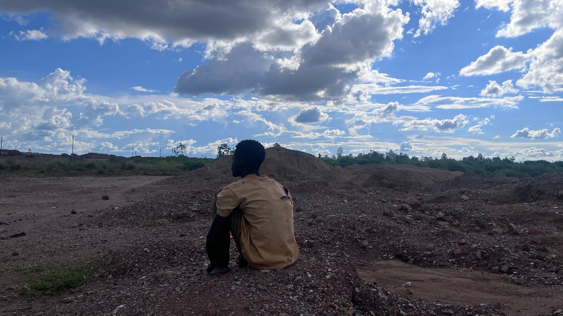 Ein illegaler Minenarbeiter sitzt auf einer stillgelegten Mine in Kabwe, Sambia.