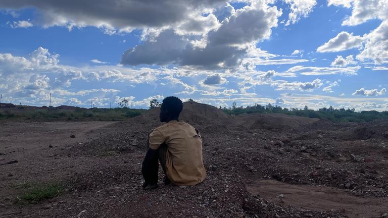 Ein illegaler Minenarbeiter sitzt auf einer stillgelegten Mine in Kabwe, Sambia.