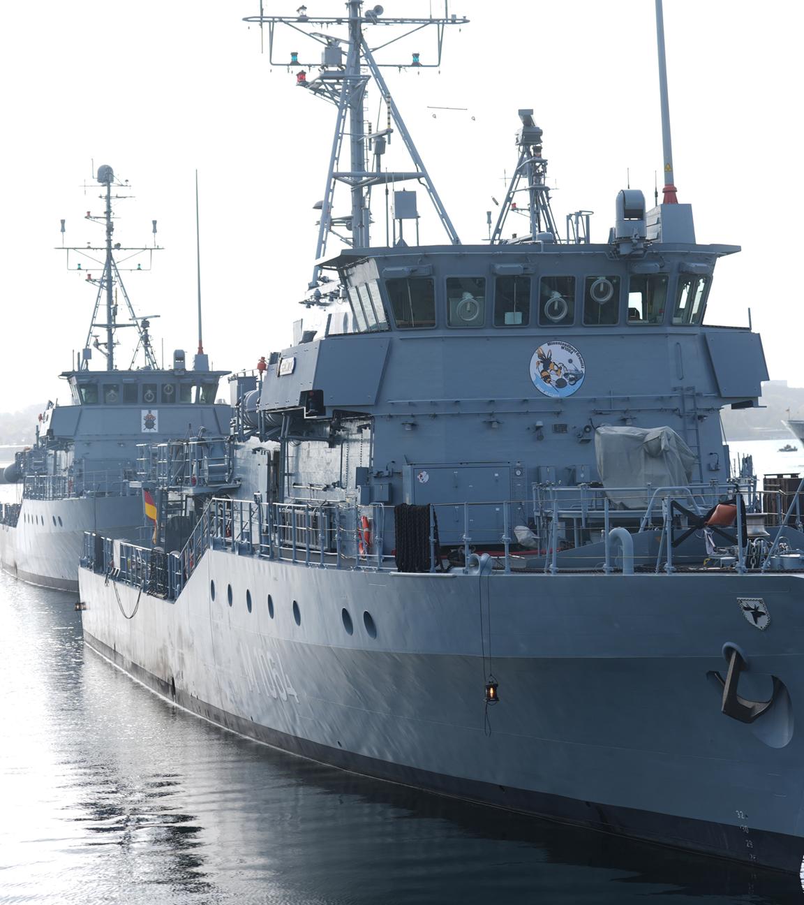 Schleswig-Holstein, Kiel: Minenjagdboote der Deutschen Marine liegen am Kai am Marinestützpunkt Kiel.