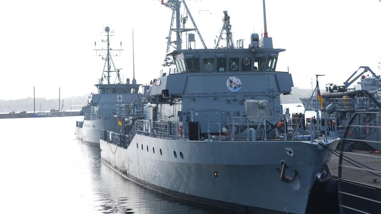 Schleswig-Holstein, Kiel: Minenjagdboote der Deutschen Marine liegen am Kai am Marinestützpunkt Kiel.