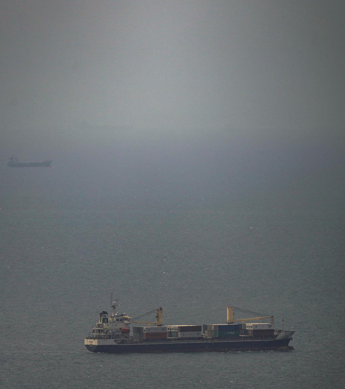 22.04.2026, Vereinigte Arabische Emirate, ---: Das unter jordanischer Flagge fahrende Frachtschiff «Bagdad» fährt im Persischen Golf vor der Küste der Vereinigte Arabischen Emirate auf die Straße von Hormus zu.