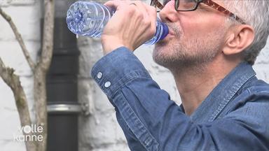 Ein Mann trinkt Wasser.