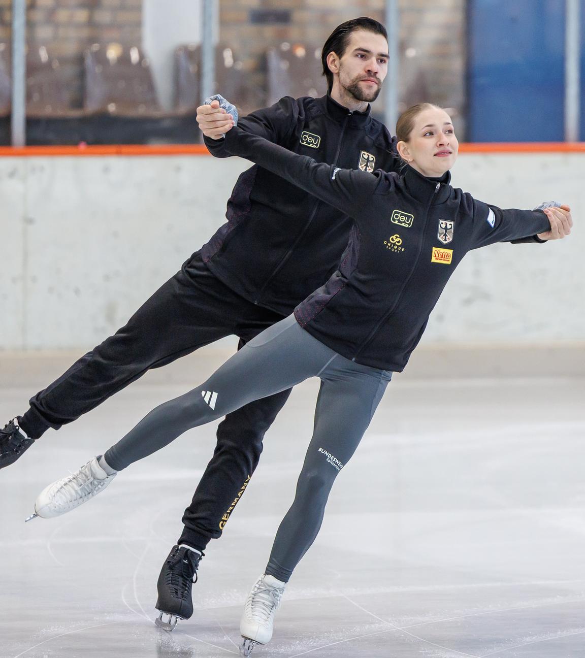 Die Eiskunstläufer Minerva Hase und Nikita Volodin auf dem Eis