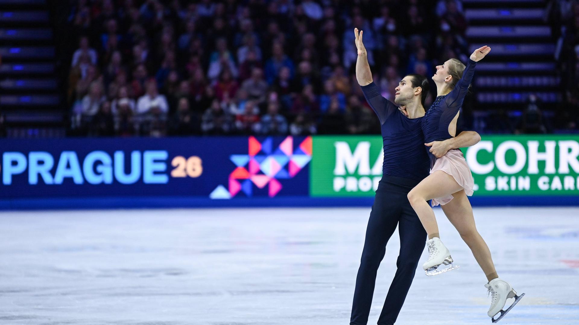 Eiskunstlauf WM in Prag: Minerva Hase und Nikita Volodin gewinnen Gold