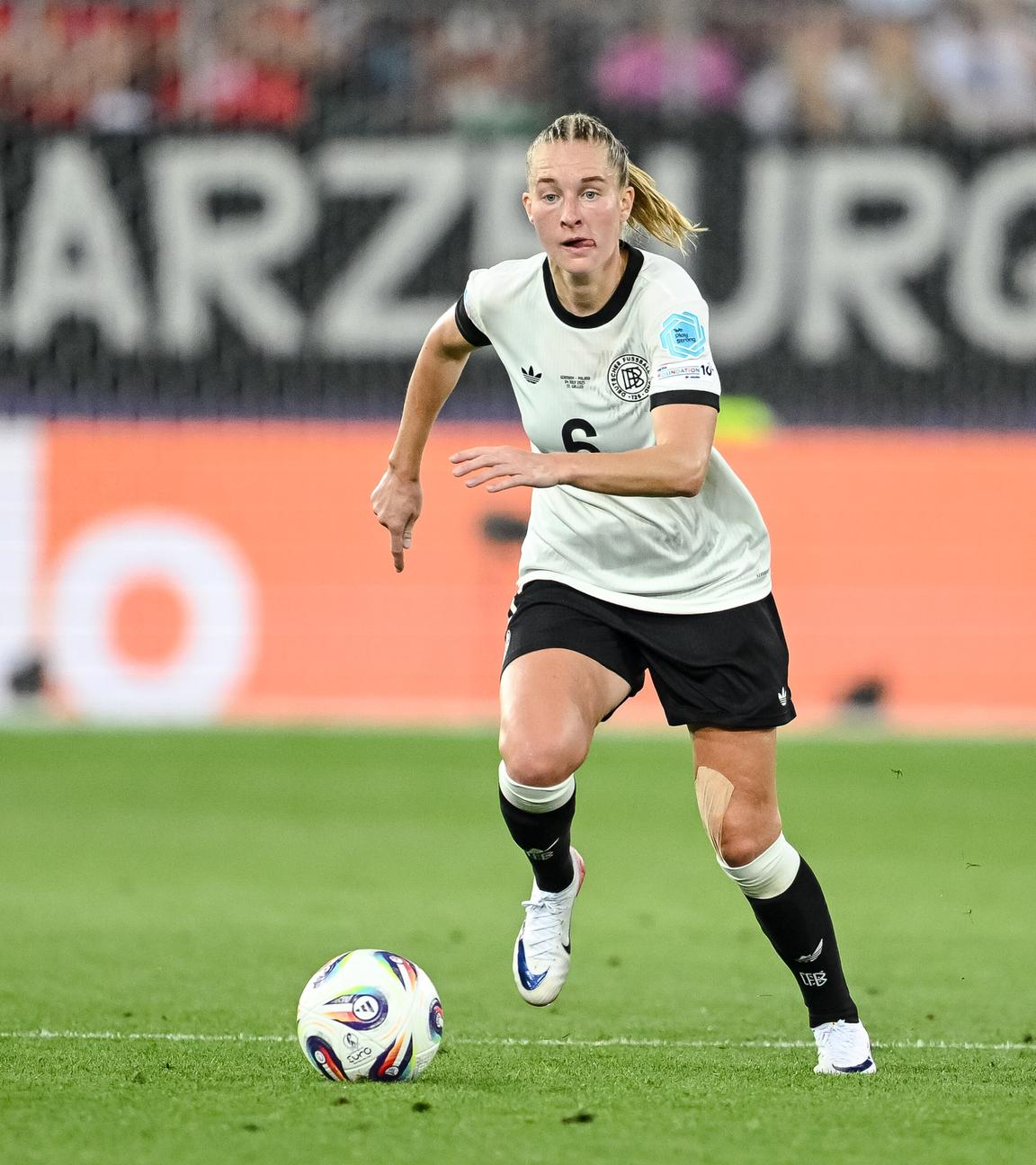 Deutschlands Fußballerin Janina Minge in Aktion