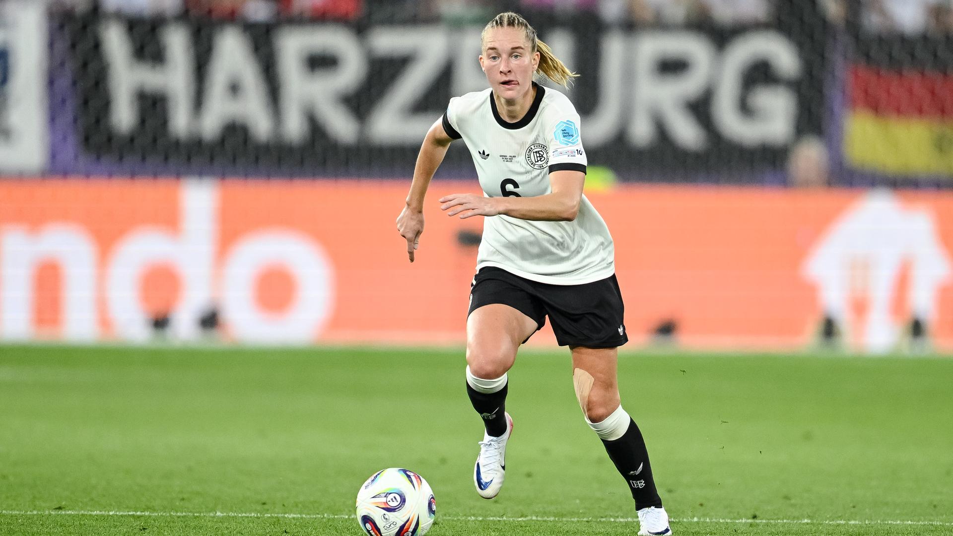Deutschlands Fußballerin Janina Minge in Aktion