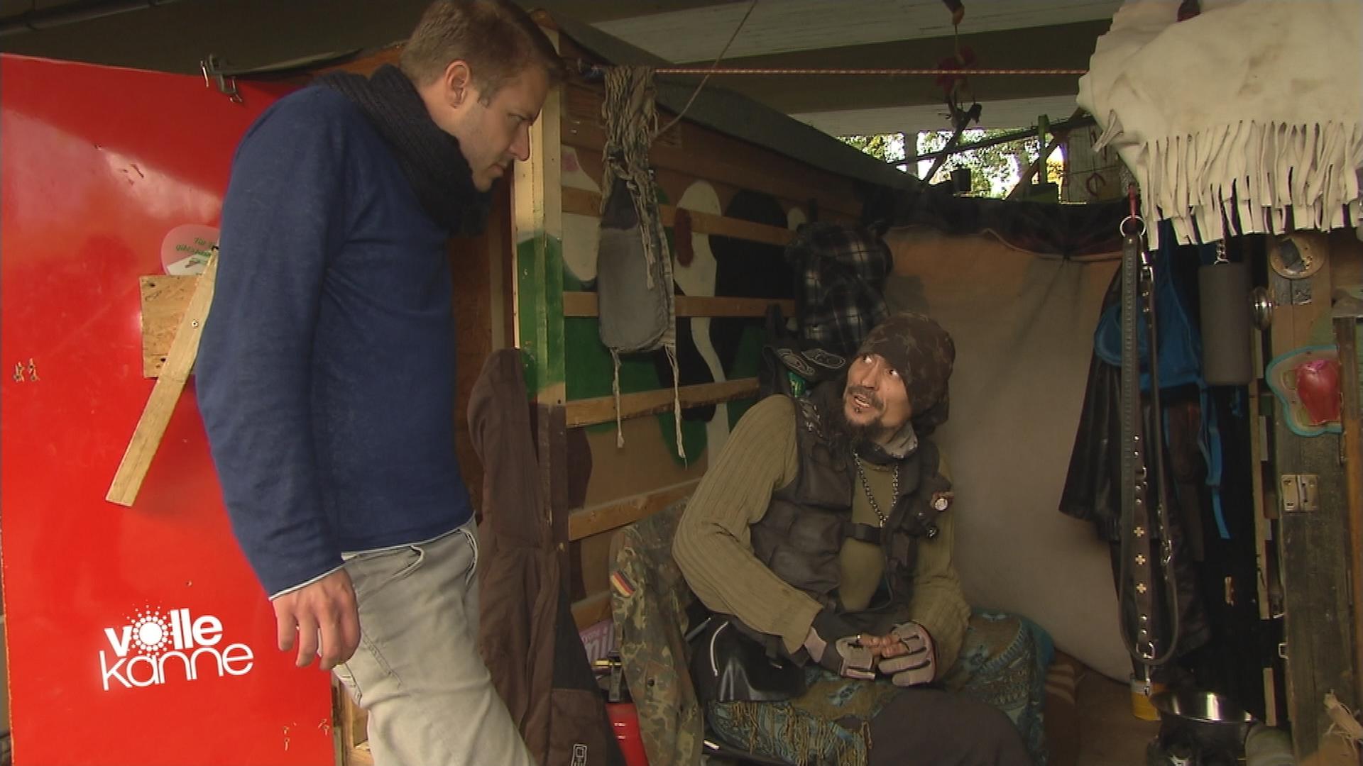 Florian Weiss besucht Obdachlosen in Mini-Holzhaus