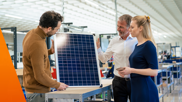 Paar wird über Mini-PV-Anlagen beraten