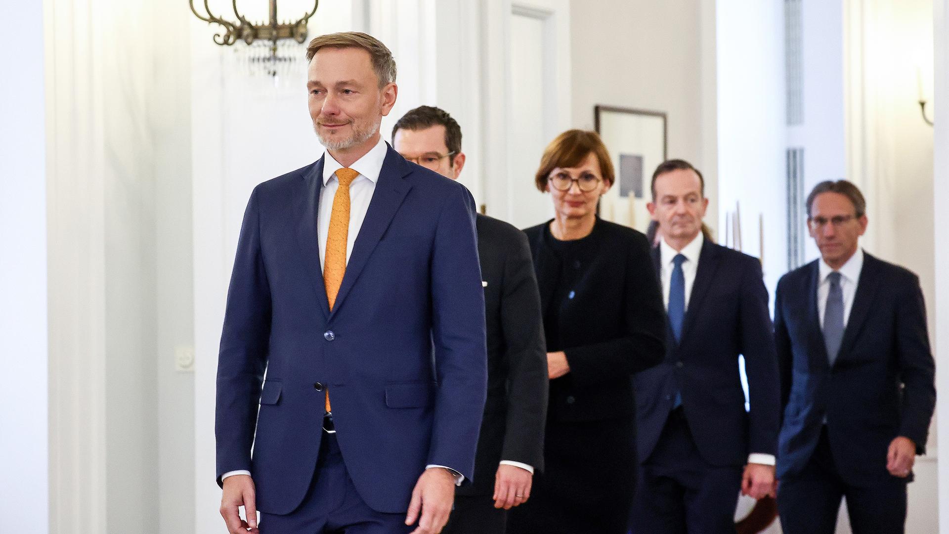 Im Gänsemarsch: Die FDP-Minister Christian Linder, Marco Buschmann und Bettina Stark-Watzinger sowie Volker Wissing und Jörg Kukies im Schloss Bellevue.