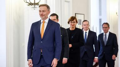 Im Gänsemarsch: Die FDP-Minister Christian Linder, Marco Buschmann und Bettina Stark-Watzinger sowie Volker Wissing und Jörg Kukies im Schloss Bellevue.