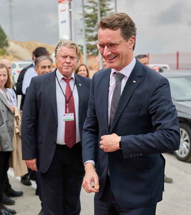 Türkei, Ankara: Hendrik Wüst (CDU), Ministerpräsident von Nordrhein-Westfalen, besucht das Werk Elmadag von Henkel.