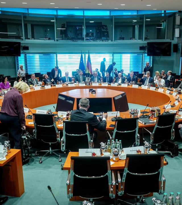 Die Teilnehmer der Ministerpräsidentenkonferenz (MPK) sitzen im Bundeskanzleramt.
