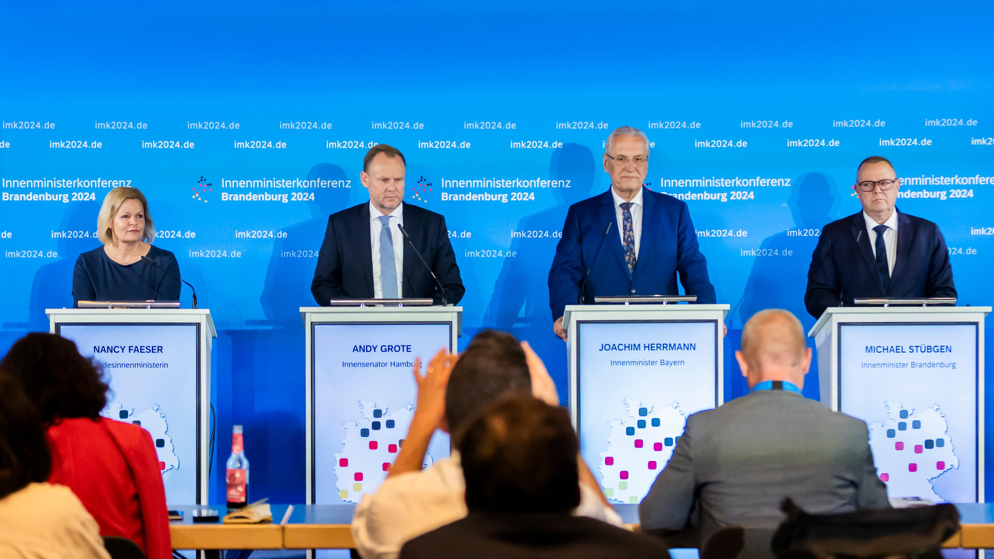Nancy Faeser (SPD, l-r), Bundesministerin für Inneres und Heimat, Andy Grote (SPD), Innensenator von Hamburg, Joachim Herrmann (CSU), Innenminister von Bayern, Michael Stübgen (CDU), Innenminister von Brandenburg.