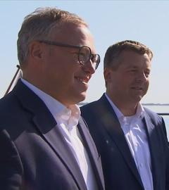 Mario Voigt (links), Ministerpräsident von Thüringen, Sven Schulze (mittig), Ministerpräsident von Sachsen-Anhalt, und Michael Kretschmer (rechts), Ministerpräsident von Sachsen stehen neben einander.