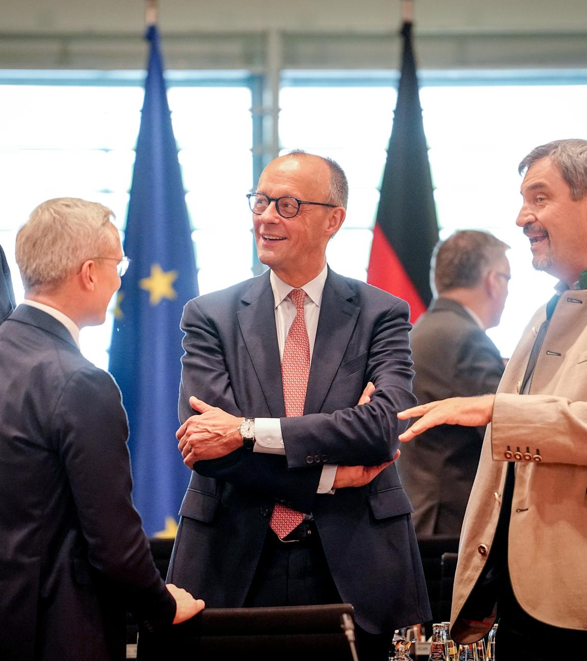 Alexander Schweitzer, Karsten Wildberger, Friedrich Merz und Markus Söder nehmen an der Ministerpräsidentenkonferenz unter Vorsitz Sachsens im Bundeskanzleramt teil.