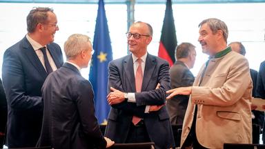 Alexander Schweitzer, Karsten Wildberger, Friedrich Merz und Markus Söder nehmen an der Ministerpräsidentenkonferenz unter Vorsitz Sachsens im Bundeskanzleramt teil.