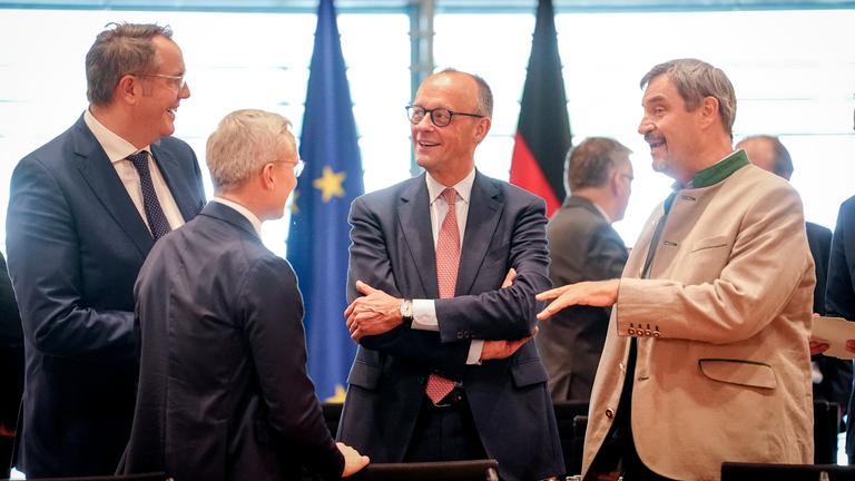 Alexander Schweitzer, Karsten Wildberger, Friedrich Merz und Markus Söder nehmen an der Ministerpräsidentenkonferenz unter Vorsitz Sachsens im Bundeskanzleramt teil.