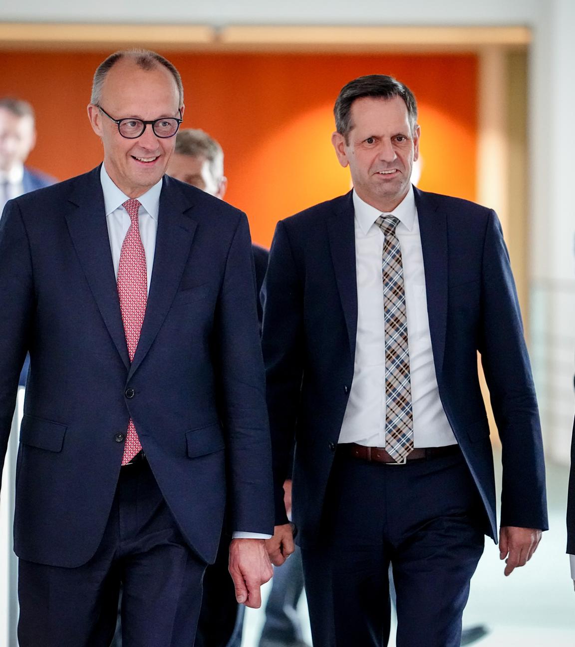 Friedrich Merz, Olaf Lies und Michael Kretschmer kommen nach der Ministerpräsidentenkonferenz im Bundeskanzleramt zur Pressekonferenz.