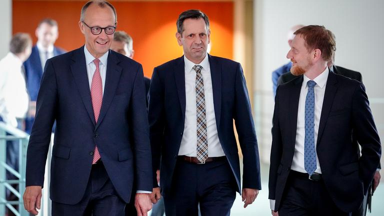 Friedrich Merz, Olaf Lies und Michael Kretschmer kommen nach der Ministerpräsidentenkonferenz im Bundeskanzleramt zur Pressekonferenz.