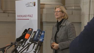 Frau am Mikrofon