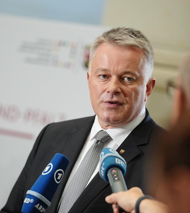 Gordon Schnieder (CDU), Ministerpräsident von Rheinland-Pfalz, gibt ein Pressestatement zu Beginn der Ministerpräsidentenkonferenz (MPK) im Bundesrat. 