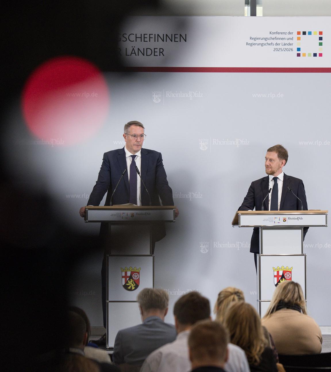 24.10.2025, Rheinland-Pfalz, Mainz: Alexander Schweitzer (SPD, l), Ministerpräsident von Rheinland-Pfalz, und Michael Kretschmer (CDU, r), Ministerpräsident von Sachsen, sprechen auf der Abschlusspressekonferenz.