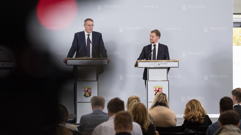 24.10.2025, Rheinland-Pfalz, Mainz: Alexander Schweitzer (SPD, l), Ministerpräsident von Rheinland-Pfalz, und Michael Kretschmer (CDU, r), Ministerpräsident von Sachsen, sprechen auf der Abschlusspressekonferenz.