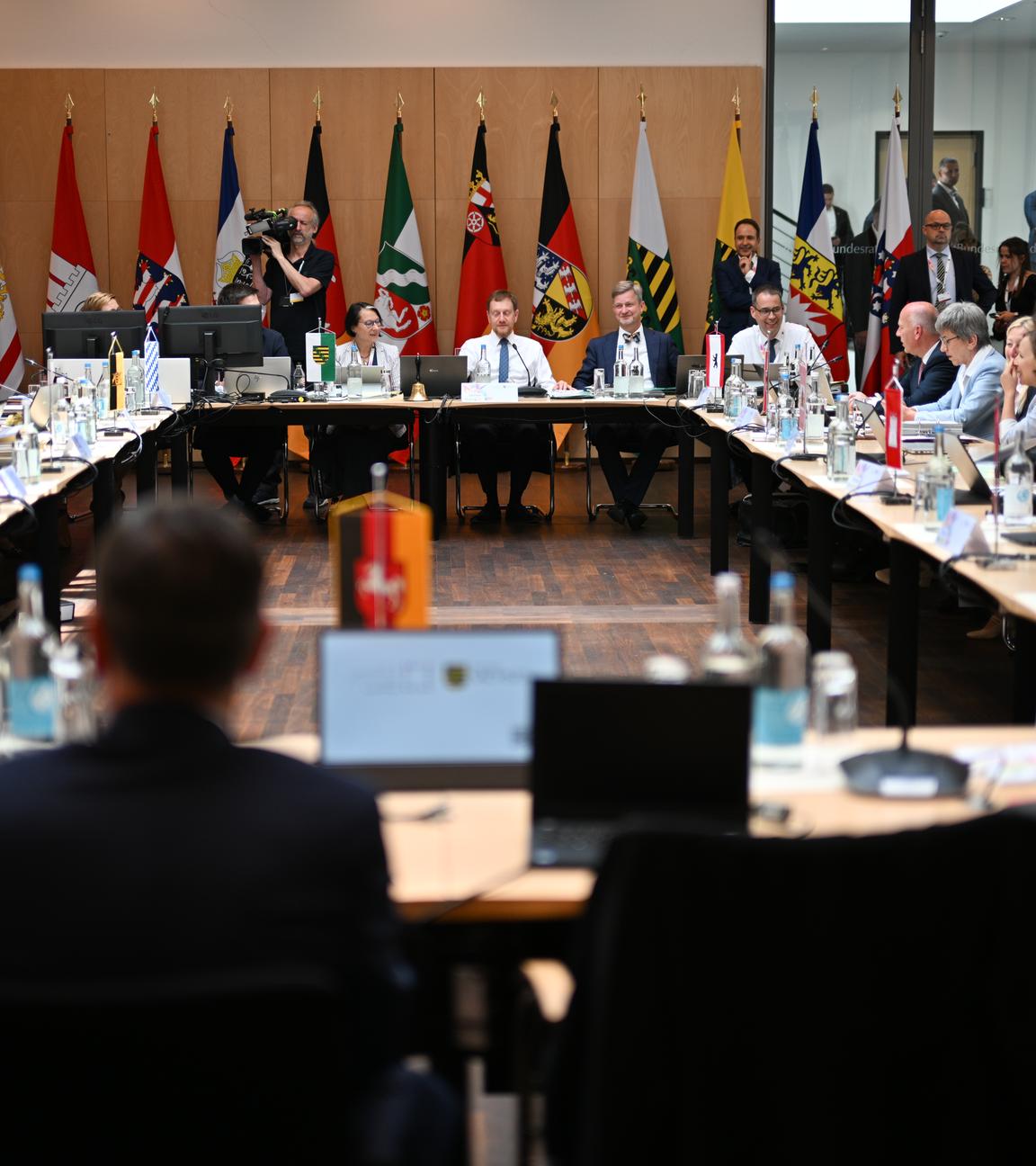 Ministerpräsidenten und Ministerpräsidentinnen sitzen vor einer Sitzung der Ministerpräsidentenkonferenz im Bundesrat.