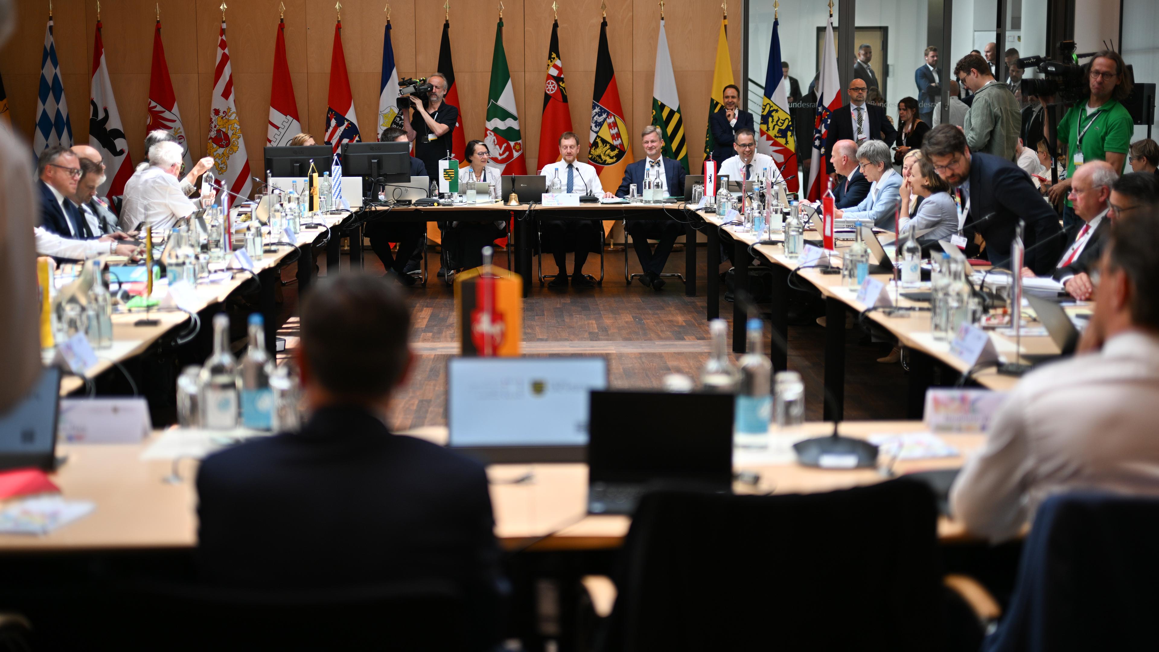 Ministerpräsidenten und Ministerpräsidentinnen sitzen vor einer Sitzung der Ministerpräsidentenkonferenz im Bundesrat.