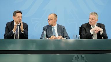 Berlin: Olaf Lies (SPD), Ministerpräsident von Niedersachsen, Bundeskanzler Friedrich Merz (CDU) und Gordon Schnieder (CDU), Ministerpräsident von Rheinland-Pfalz, geben bei der Ministerpräsidentenkonferenz (MPK) im Bundeskanzleramt eine Pressekonferenz. Im Mittelpunkt stehen die Finanzbeziehungen zwischen Bund, Ländern und Kommunen. Außerdem geht es um Staatsmodernisierung, die Außen- und Sicherheitspolitik und die Energiepolitik
