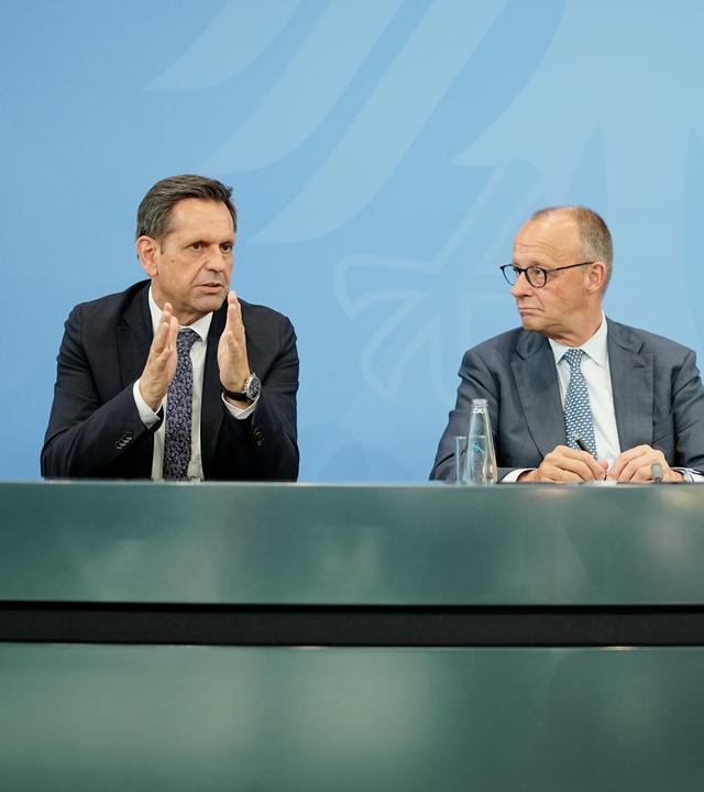 Berlin: Olaf Lies (SPD), Ministerpräsident von Niedersachsen, Bundeskanzler Friedrich Merz (CDU) und Gordon Schnieder (CDU), Ministerpräsident von Rheinland-Pfalz, geben bei der Ministerpräsidentenkonferenz (MPK) im Bundeskanzleramt eine Pressekonferenz. Im Mittelpunkt stehen die Finanzbeziehungen zwischen Bund, Ländern und Kommunen. Außerdem geht es um Staatsmodernisierung, die Außen- und Sicherheitspolitik und die Energiepolitik