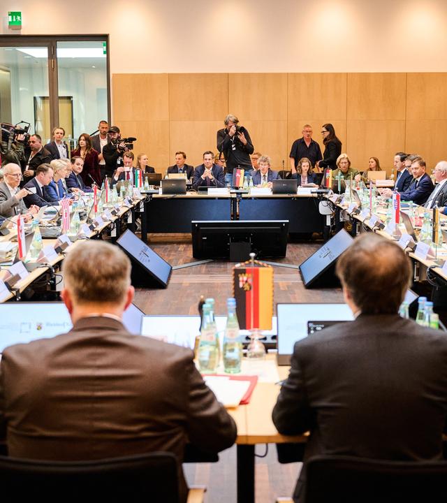 Die Teilnehmer und Teilnehmerinnen sitzen während der Konferenz der Regierungschefinnen und Regierungschefs der Länder (MPK) im Bundesrat. 