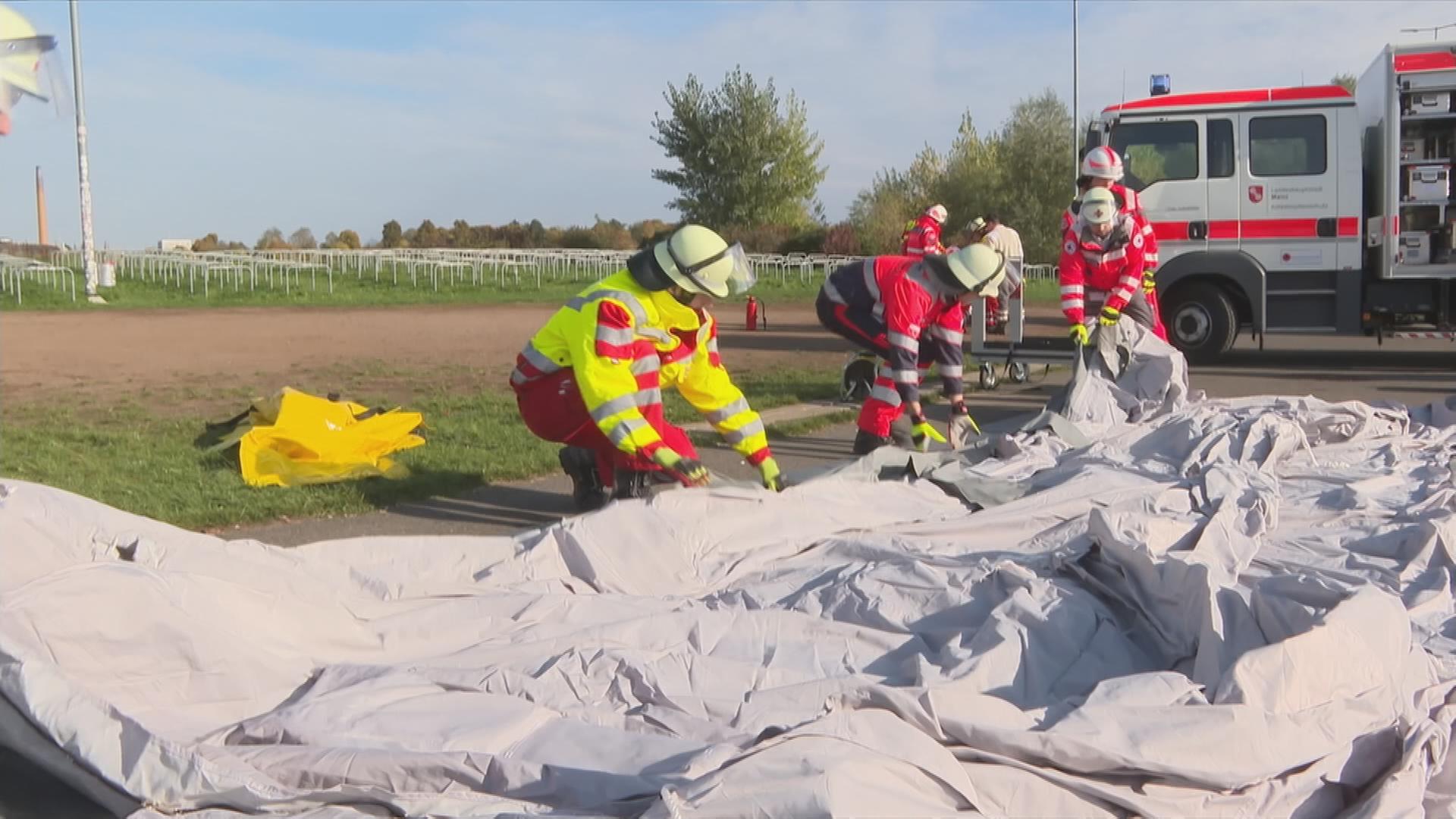 Feuerwehrleute legen eine Plane aus 