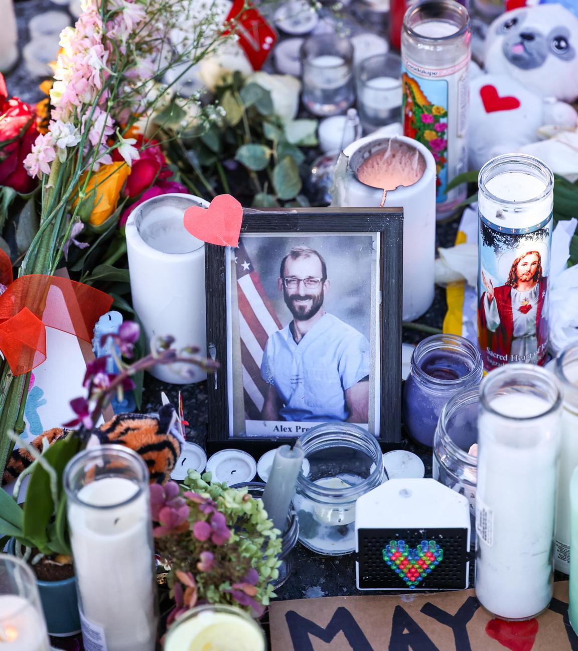 Ein gerahmtes Foto von Alex Pretti, Kerzen und Blumen: Menschen in Minneapolis gedenken dem getöteten Krankenpfleger.