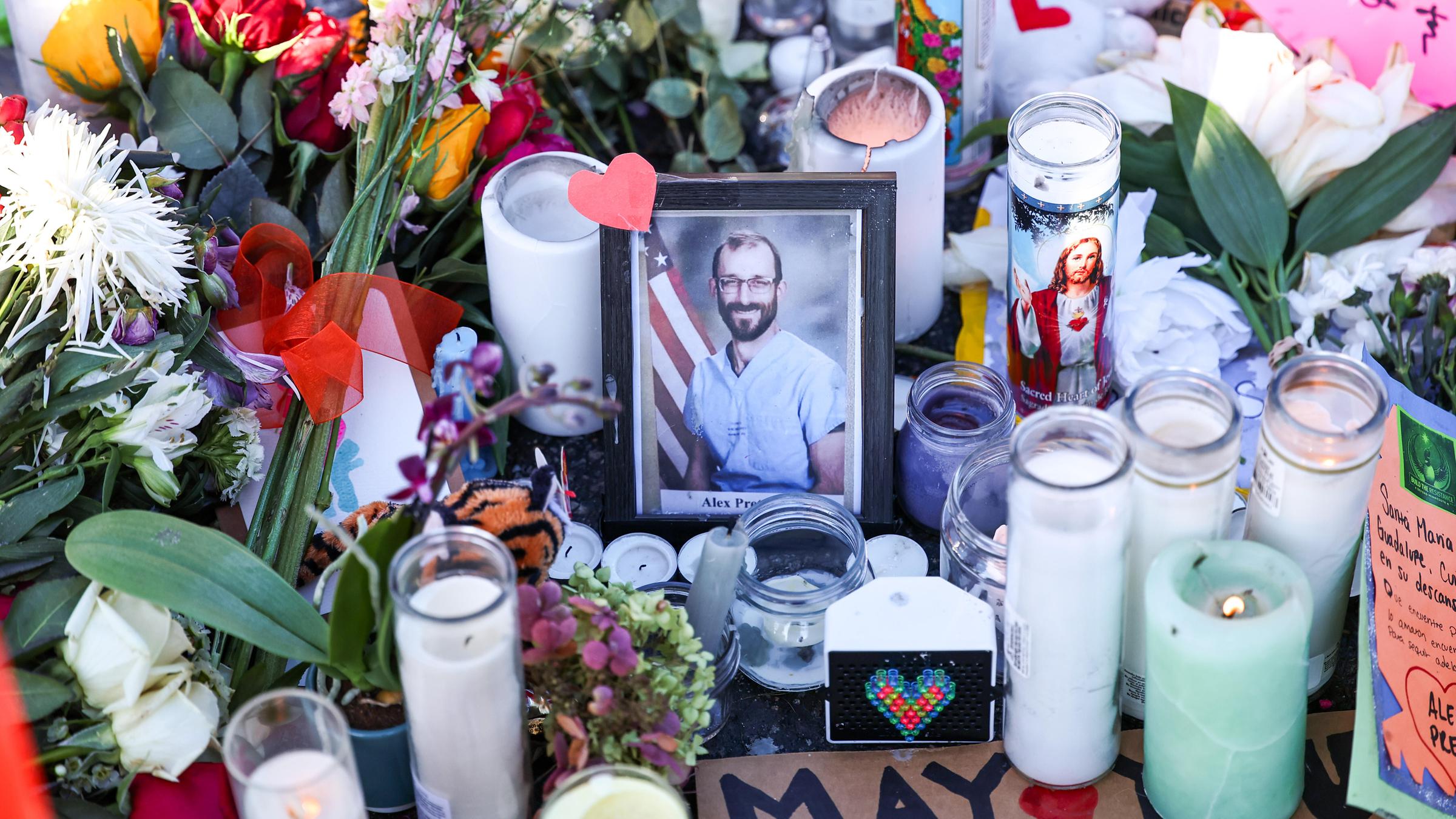 Ein gerahmtes Foto von Alex Pretti, Kerzen und Blumen: Menschen in Minneapolis gedenken dem getöteten Krankenpfleger.